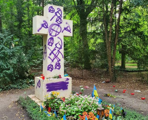 
"Бояться навіть мертвого", – мер Тернополя про черговий акт вандалізму на могилі Бандери