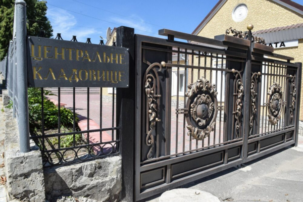 У Чорткові віднайшли та відновлюють могилу легендарного бурмістра