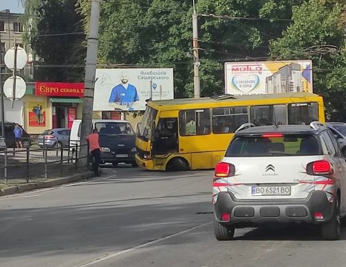 
На "Дружбі" у Тернополі – затор: маршрутка врізалась в мікроавтобус 