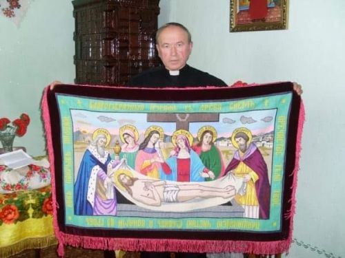 
На Тернопільщині помер священник, який 5 років вишивав "Хресну дорогу"