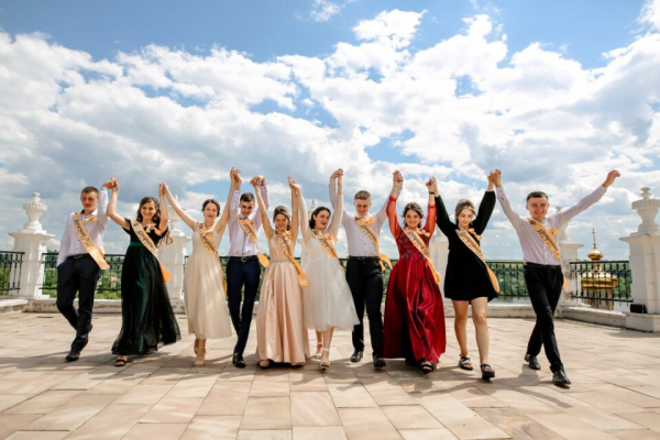 Зворушливий танець випускників у Вишнівецькому палаці зачарував глядачів