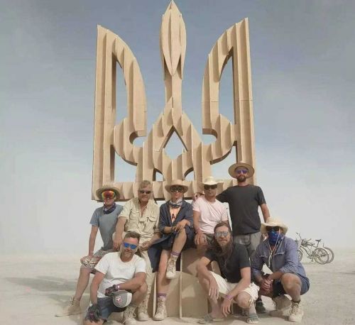 
Інсталяцію-тризуб на підтримку України створили на фестивалі "Burning Man 2022"