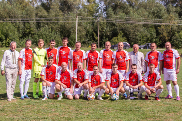 
Легенди Тернопільської «Ниви» зіграли з ФК «Лан» Великої Березовиці, щоб підтримати ЗСУ (ФОТО)