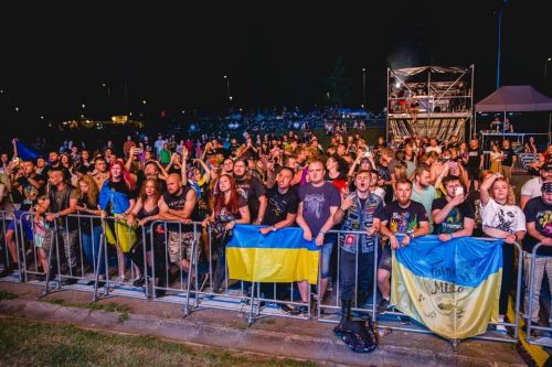 
Паралельна реальність: фестиваль в підтримку військових на Тернопільщині заборонили, а прощу мп - ні