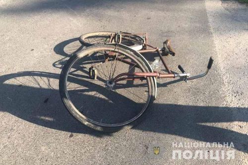 
На Тернопіллі позашляховик врізався у двоколісник: велосипедист розбив голову (фото)