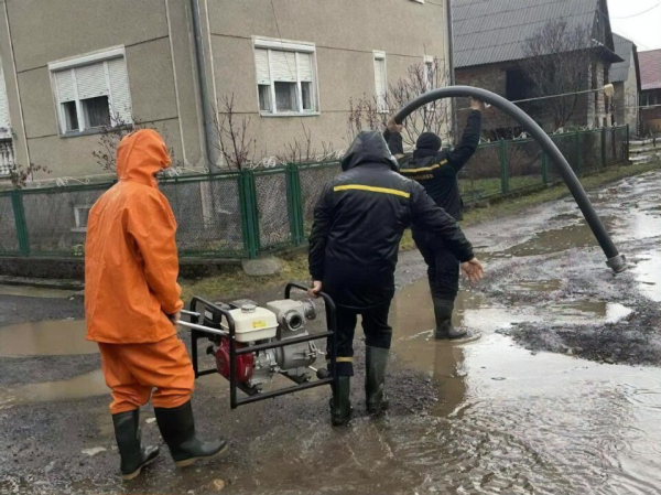 Рятувальники допомагають боротися з наслідками злив на Тернопільщині
