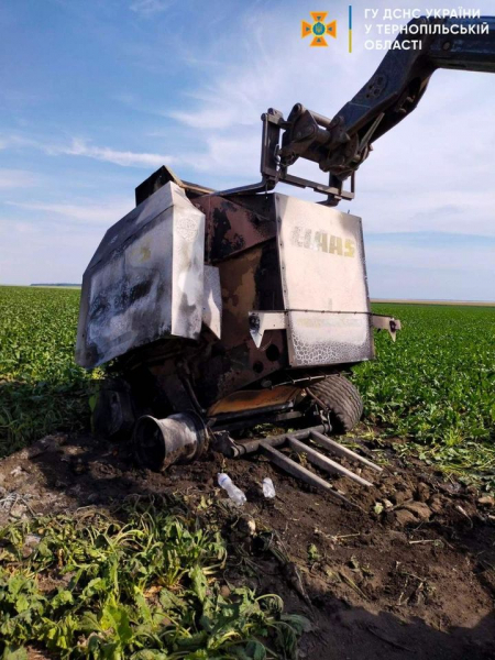 
На полі у Чортківському районі загорілася спеціалізована техніка (фото)