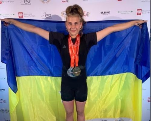 
Юна спортсменка з Тернопільщини виборола «золото» на Чемпіонаті Європи з важкої атлетики (фото)