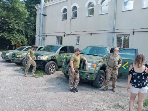 
Чотири авто на передову передали волонтери з Тернопільщини (фото)