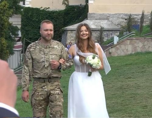 
Повернувся із фронту, щоб відсвяткувати весілля: у Тернополі побрався військовий (відео)