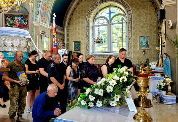 
Біля Тернополя поховали Ігоря Конотопського: попрощатися з воїном пришли сотні людей 