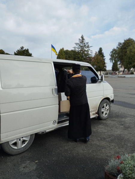 
Завантажені авто з допомогою для військових відправили з Козови на Запорізький та Донецький напрямки (фото)