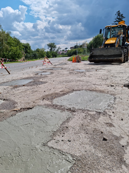 
Бетоном заливають ями на дорогах у Підгайцях (фото)