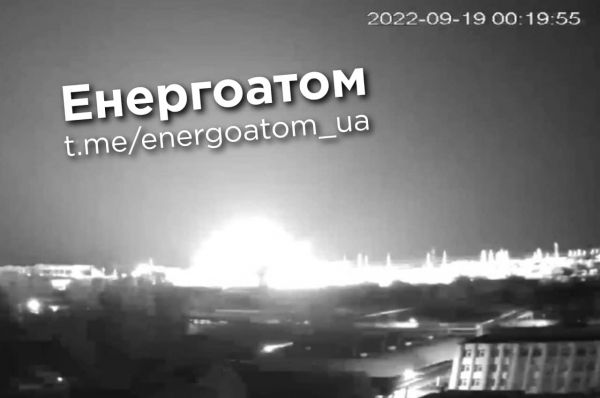 
Рашисти обстріляли Південноукраїнську АЕС: ракета впала за 300 м від реакторів (відео вибуху)