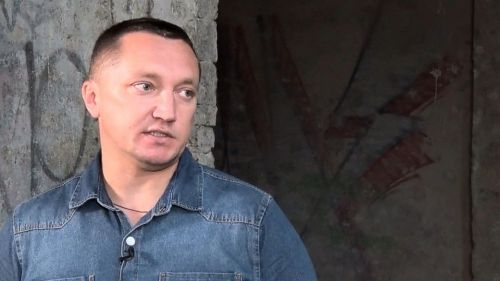 
Воєнний журналіст з Тернопільщини за допомогою своїх фільмів збирає за кордоном гроші на авто для ЗСУ