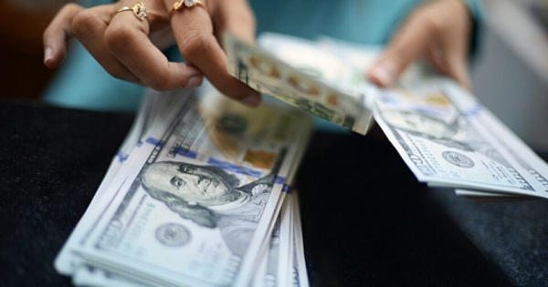 У Тернополі касирка банку викрала з рахунків клієнтів понад 20 тис доларів