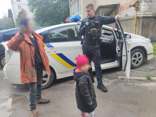 
2-річна дівчинка блукала вулицями Тернополя: дитину побачили небайдужі люди