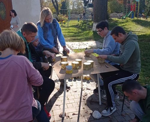 
Школярі з Буцнева виготовляють окопні свічки та збирають яблука для військових (ФОТО)