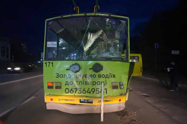 У Тернополі зіштовхнулися маршрутка і тролейбус: постраждали п’ятеро людей