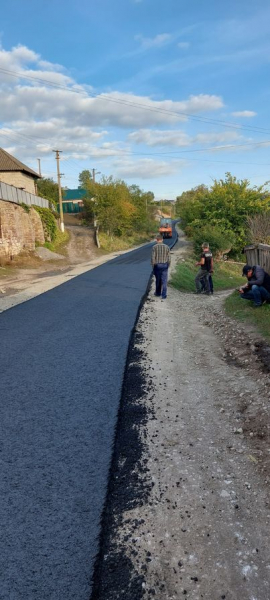
За 72 роки такої дороги не було: у селі Могильниця відновили асфальтове покриття (фото)