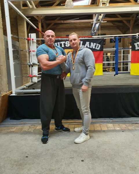 
Тернопільський спортсмен Ігор Побер встановив рекорд в Німеччині, щоб забезпечити термобілизною воїнів