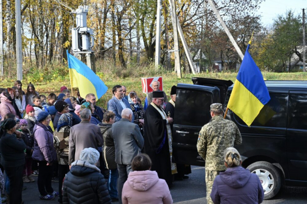 Навколішки та з пекучим болем: у Ланівцях всією громадою поховали молодого Героя