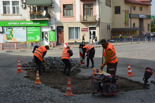 
Обмеження руху та заборона паркування: у Теребовлі ремонтують дорогу міжнародного значення