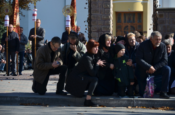 
У Чорткові навколішки зустріли тіло 34-річного захисника (фото)