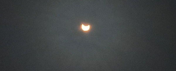 Сонячне затемнення розпочалось: опубліковані вражаючі фото, відео