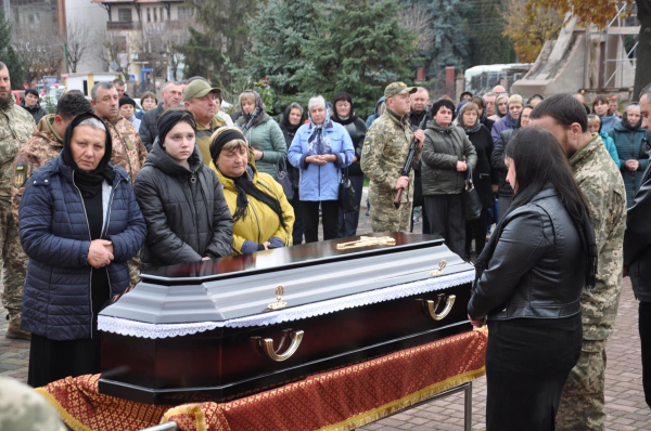 
У Чорткові навколішки зустріли загиблого земляка з війни (фото)