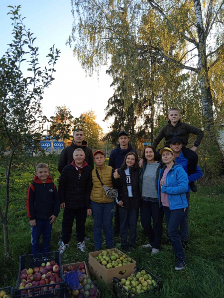 
Школярі з Буцнева виготовляють окопні свічки та збирають яблука для військових (ФОТО)