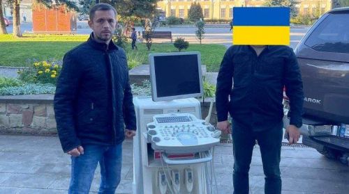 
Збаразькі волонтери «Української команди» передали УЗД-апарат центру ССО