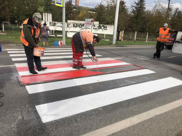 
Дорожники наносять розмітку та ліквідовують ями на Тернопільщині (фото)