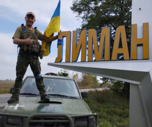 
Прапор України у звільненому від рашистів Лимані розмістив військовий з Чорткова (ФОТО)