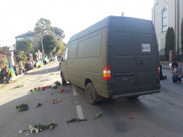 
На колінах у Борщівській громаді зустріли тіло загиблого воїна Івана Мозгового (ФОТО)