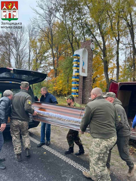 
Зустріли загиблого військового Андрія Меленичука у Заліщиках (фото)