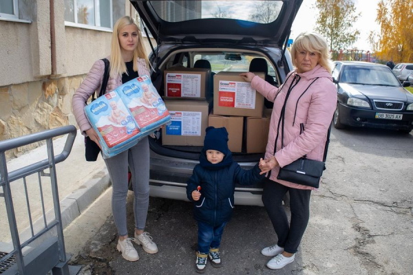 
Продуктові та гігієнічні набори отримали 68 родин переселенців у Байковецькій громаді (фото)