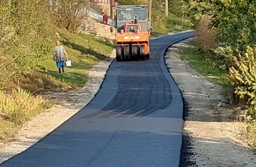 
За 72 роки такої дороги не було: у селі Могильниця відновили асфальтове покриття (фото)