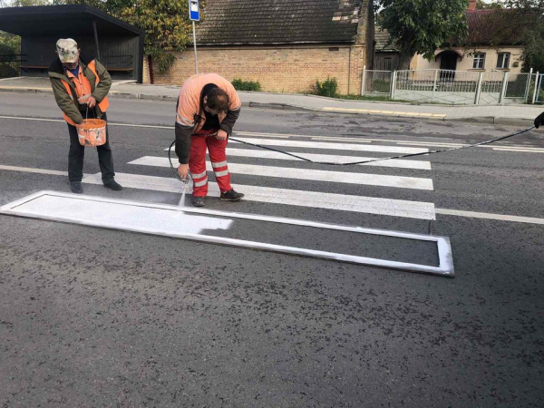 
Дорожники наносять розмітку та ліквідовують ями на Тернопільщині (фото)