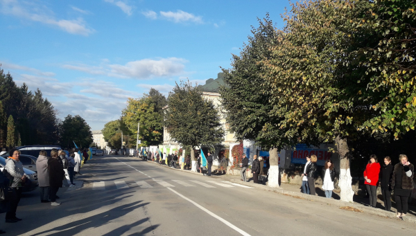 
На колінах у Борщівській громаді зустріли тіло загиблого воїна Івана Мозгового (ФОТО)