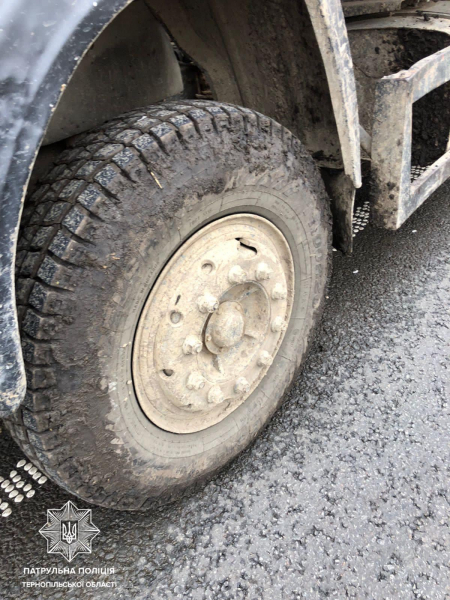 
Оштрафували водія КАМАЗу, який забруднив автошлях на Тернопільщині (ФОТО)