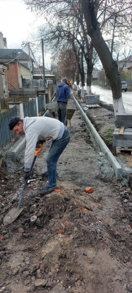 
У громаді на Тернопільщині здійснюють капітальний ремонт тротуарів (фото)