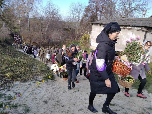 
Труну засипали квітами: на Кременеччині поховали військового Володимира Матевощука (фото)