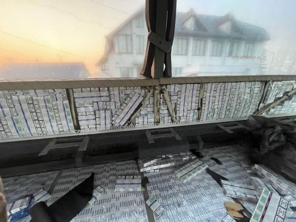 
Автобус, запакований сигаретами, виявили на пункті пропуску “Лужанка”, що на українсько-угорському кордоні (фото, відео)