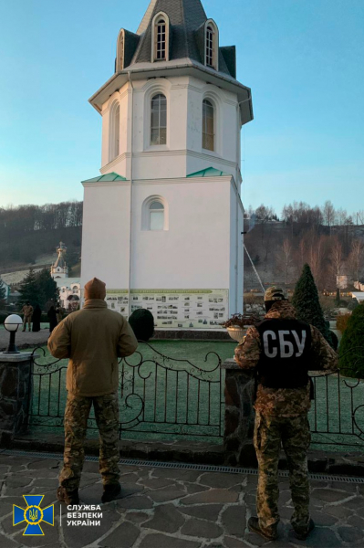 
СБУ обшукує храм московського патріархату на Закарпатті (фото)