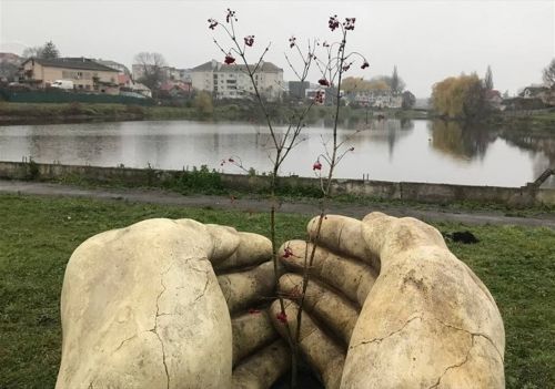 
У Козові встановили скульптуру харківського архітектора "Долоньки життя"