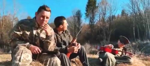 
У селі на Тернопільщині молодь зняла фільм про війну, щоб купити тепловізор односельчанину (відео)