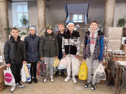 
Школярі з Тернопільщини принесли у міську раду продукти для воїнів ЗСУ