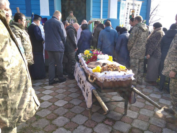 
Труну засипали квітами: на Кременеччині поховали військового Володимира Матевощука (фото)