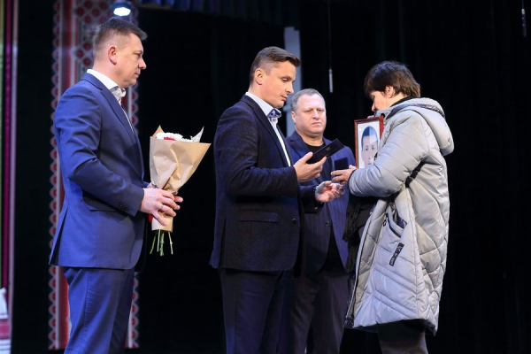 
«Вони навіки в наших серцях»: у Тернополі вручили почесні відзнаки родинам Героїв з Тернопільщини (фото)